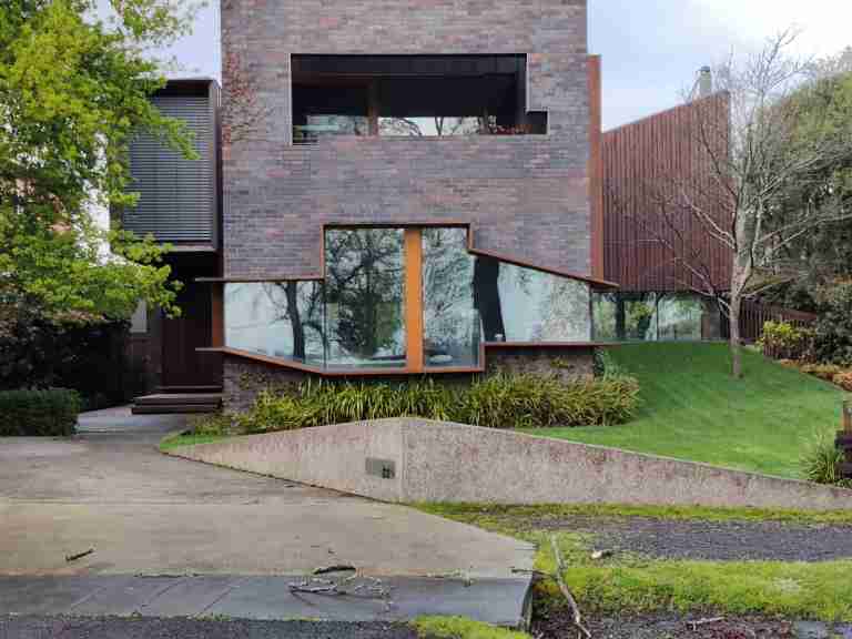 Australian suburban home representing opportunities for those looking to start a career in real estate in Australia.